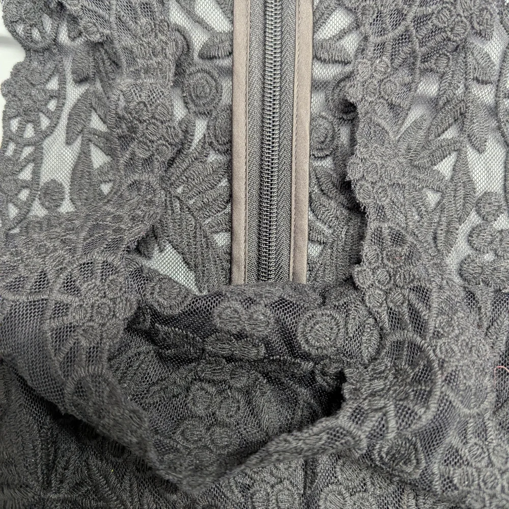 Elegant Black Lace Dress - Picture 6 of 8